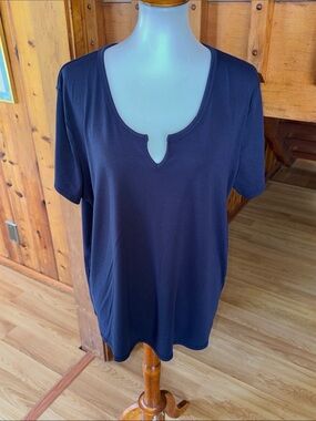 Soft size 3X Notch-Neck Short Sleeve Top in Navy Frankee & Skylarr plus Shirt